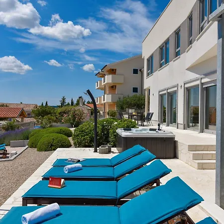 Costabella With Heated Pool Vila Posedarje